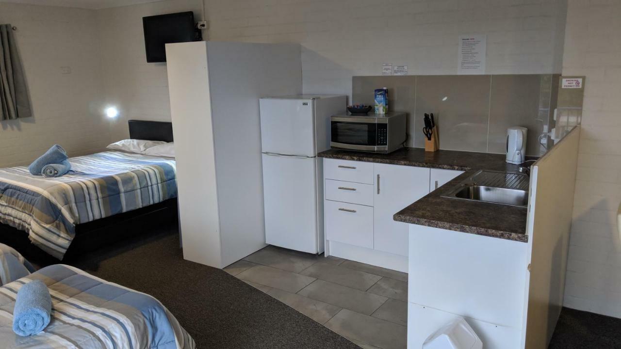 Harrington Village Motel Manning Point Extérieur photo