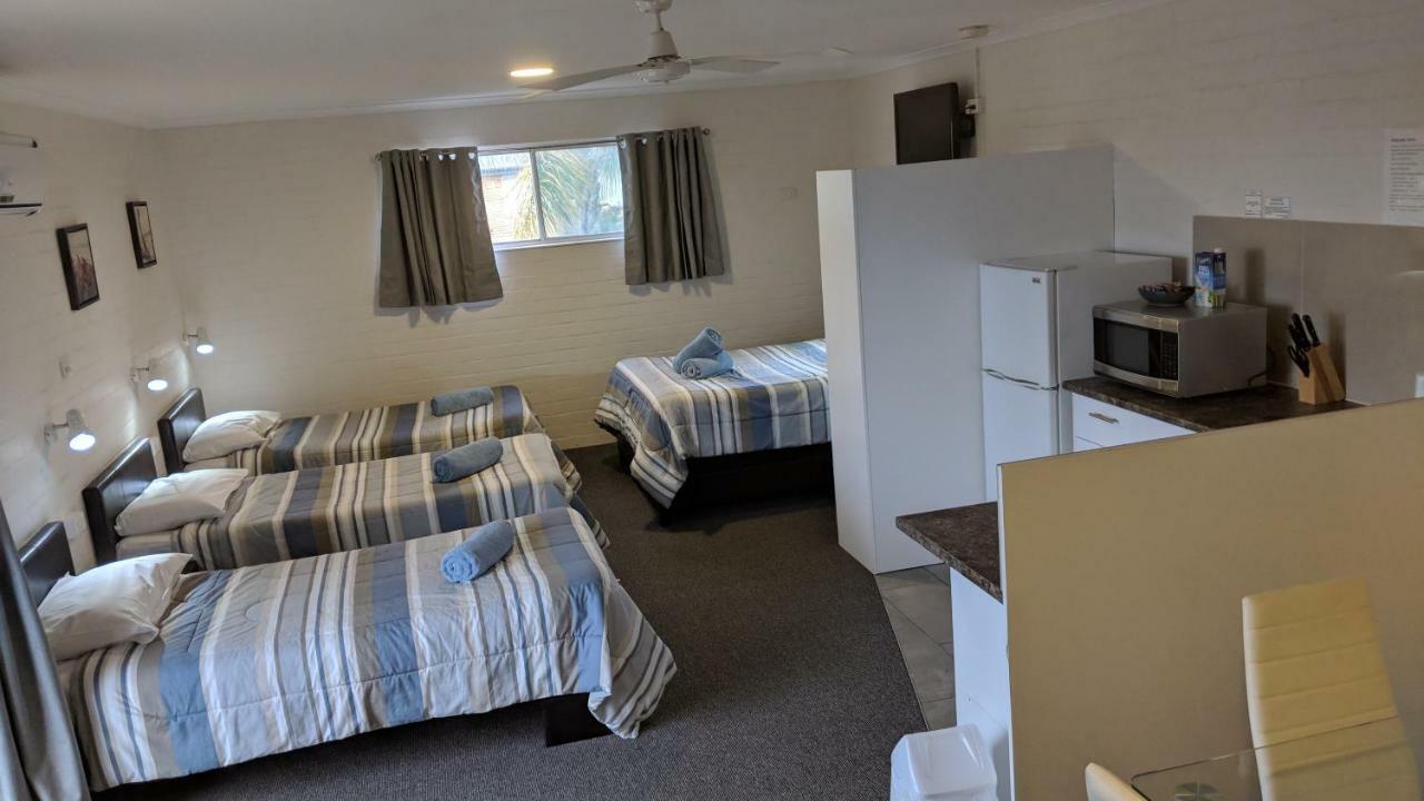 Harrington Village Motel Manning Point Extérieur photo