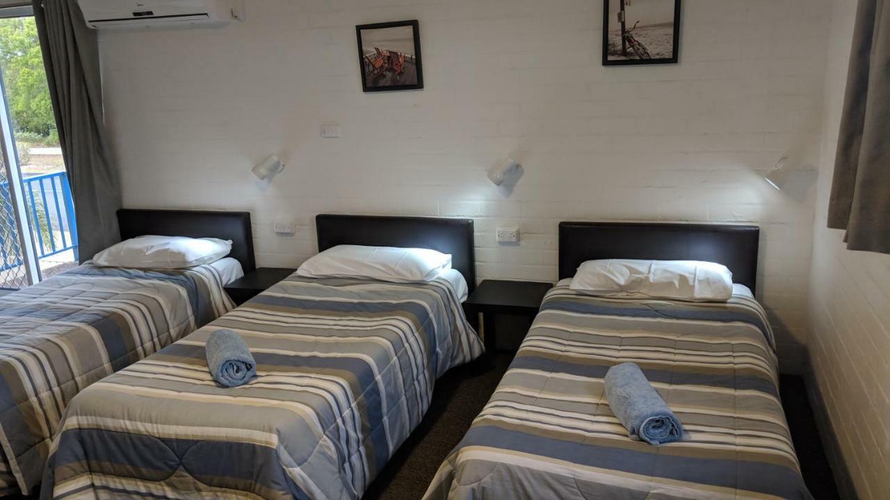 Harrington Village Motel Manning Point Extérieur photo