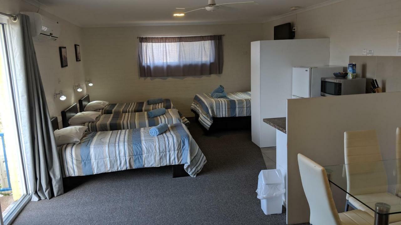 Harrington Village Motel Manning Point Extérieur photo