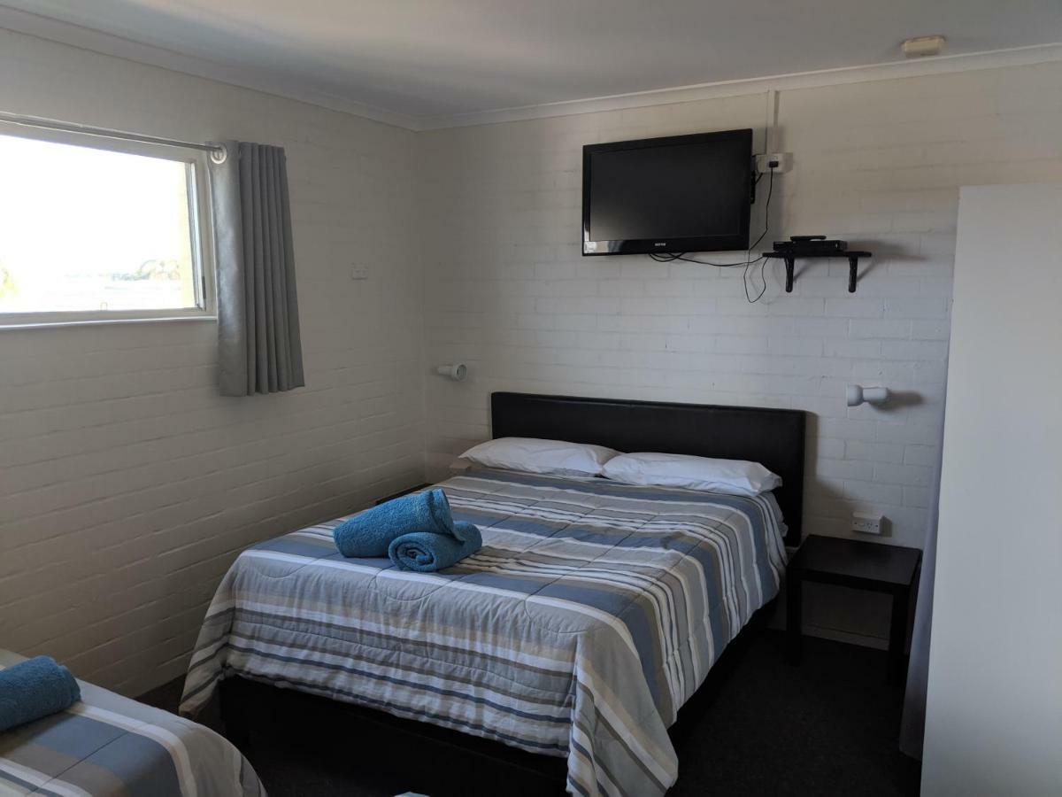 Harrington Village Motel Manning Point Extérieur photo