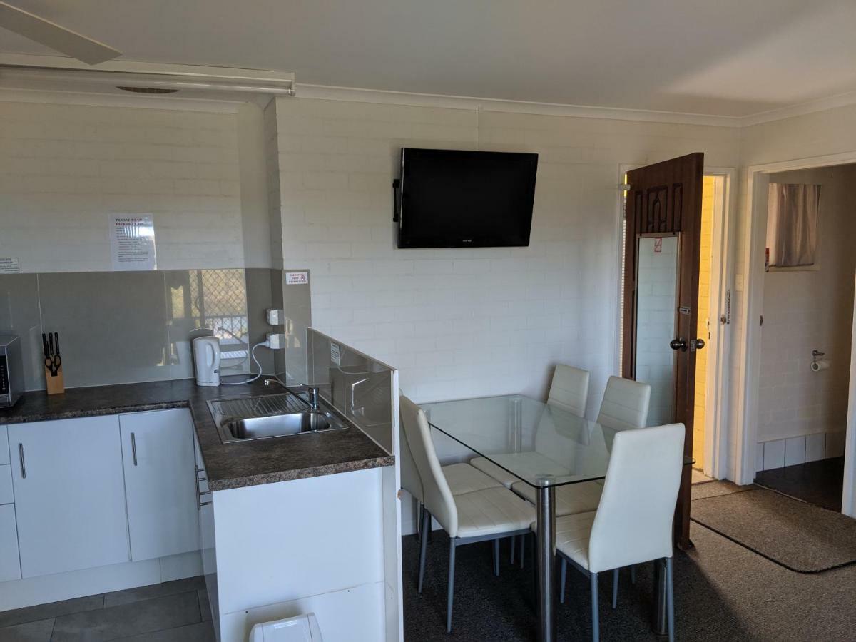 Harrington Village Motel Manning Point Extérieur photo