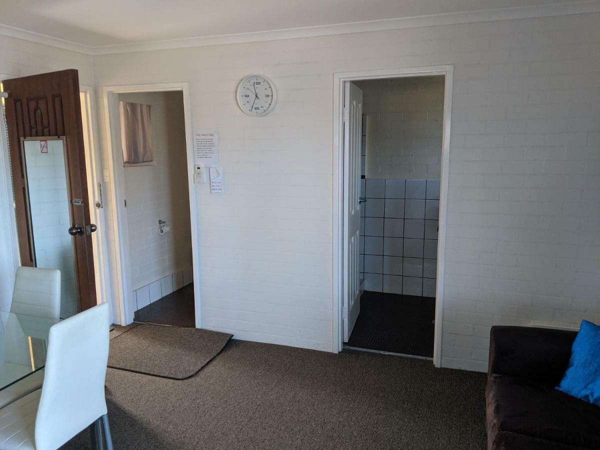 Harrington Village Motel Manning Point Extérieur photo